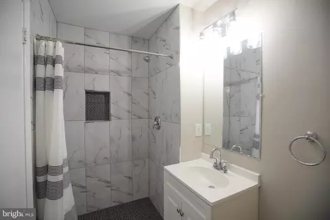 Bath - 8605 Burnside Ct, Manassas Park, VA 20111 photo 2 of 2