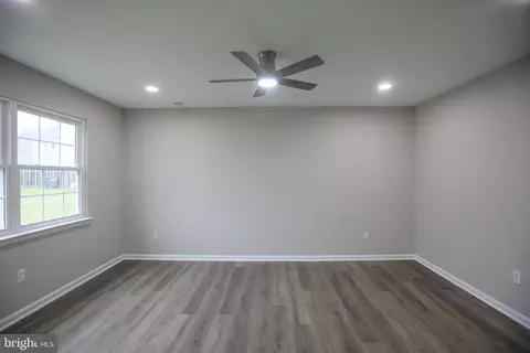 Living - 8605 Burnside Ct, Manassas Park, VA 20111 photo 2 of 2