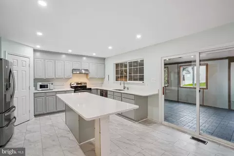 Kitchen - 9183 Matthew Dr, Manassas Park, VA 20111 photo 5 of 6