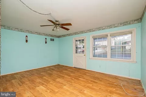 Living - 304 Manassas Dr, Manassas Park, VA 20111 photo 4 of 4