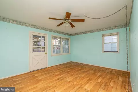 Living - 304 Manassas Dr, Manassas Park, VA 20111 photo 3 of 4