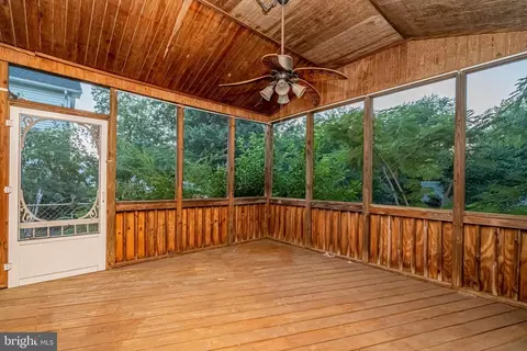 Exterior - 304 Manassas Dr, Manassas Park, VA 20111 photo 5 of 11