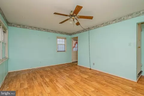 Living - 304 Manassas Dr, Manassas Park, VA 20111 photo 2 of 4