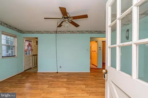Living - 304 Manassas Dr, Manassas Park, VA 20111 photo 1 of 4
