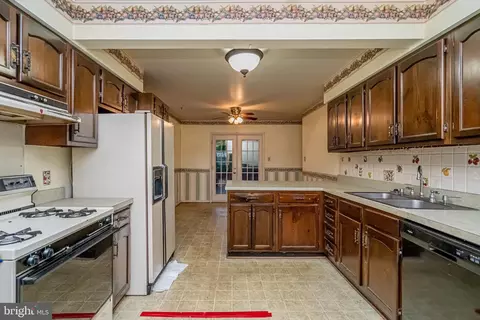 Kitchen - 304 Manassas Dr, Manassas Park, VA 20111 photo 2 of 3