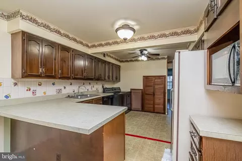 Kitchen - 304 Manassas Dr, Manassas Park, VA 20111 photo 3 of 3