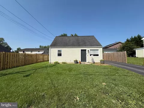 103 Colfax Dr, Manassas Park, VA 20111