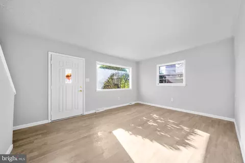 Living - 122 Holden Dr, Manassas Park, VA 20111 photo 1 of 2