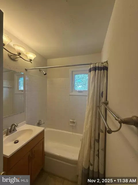 Bath - 163 Scott Dr, Manassas Park, VA 20111 photo 2 of 2