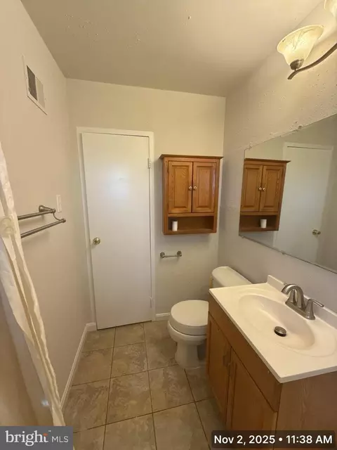 Bath - 163 Scott Dr, Manassas Park, VA 20111 photo 1 of 2