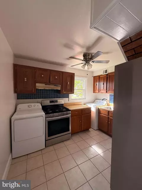 Kitchen - 163 Scott Dr, Manassas Park, VA 20111 photo 3 of 3