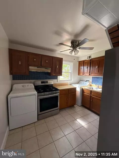 Kitchen - 163 Scott Dr, Manassas Park, VA 20111 photo 2 of 3