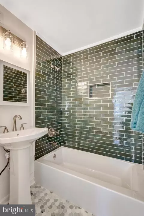 Bath - 122 Scott Dr, Manassas Park, VA 20111 photo 5 of 8