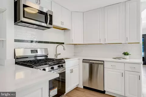Kitchen - 122 Scott Dr, Manassas Park, VA 20111 photo 2 of 2