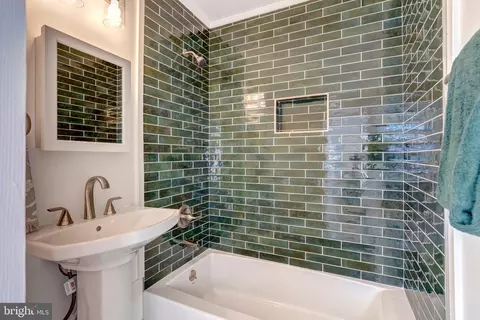 Bath - 122 Scott Dr, Manassas Park, VA 20111 photo 4 of 8
