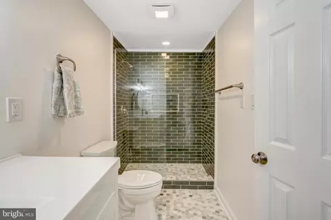 Bath - 122 Scott Dr, Manassas Park, VA 20111 photo 7 of 8