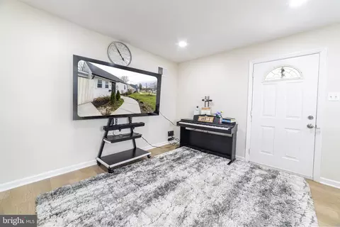Entry Way - 115 Travis St, Manassas, VA 20111 photo 6 of 13