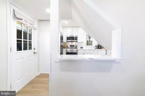 Entry Way - 115 Travis St, Manassas, VA 20111 photo 3 of 13