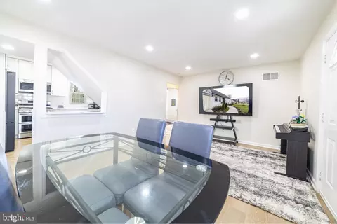 Entry Way - 115 Travis St, Manassas, VA 20111 photo 7 of 13