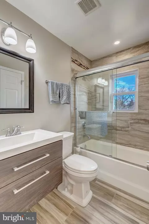 Bath - 92 Meeker Ct, Manassas Park, VA 20111 photo 2 of 3