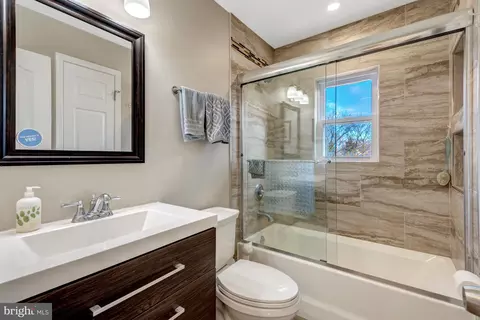 Bath - 92 Meeker Ct, Manassas Park, VA 20111 photo 1 of 3