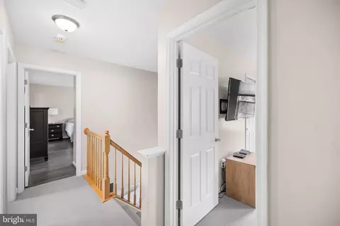 Entry Way - 9219 Stephanie St, Manassas Park, VA 20111 photo 6 of 8