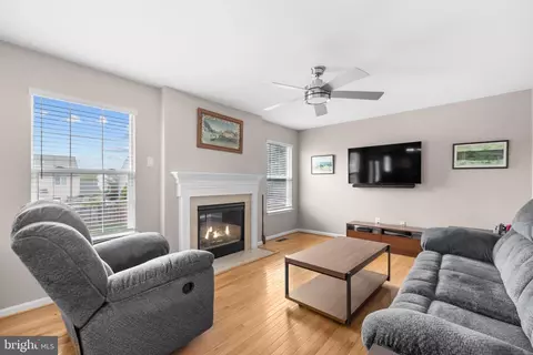 Living - 9219 Stephanie St, Manassas Park, VA 20111 photo 2 of 3