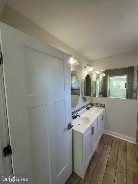 Bath - 216 Colfax Ct, Manassas Park, VA 20111 photo 5 of 9