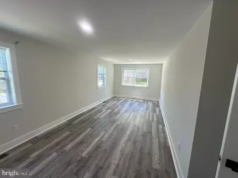 Living - 216 Colfax Ct, Manassas Park, VA 20111 photo 3 of 4