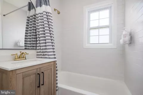 Bath - 285 Manassas Dr, Manassas Park, VA 20111 photo 2 of 3