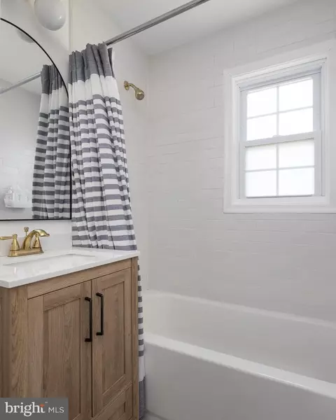 Bath - 285 Manassas Dr, Manassas Park, VA 20111 photo 1 of 3