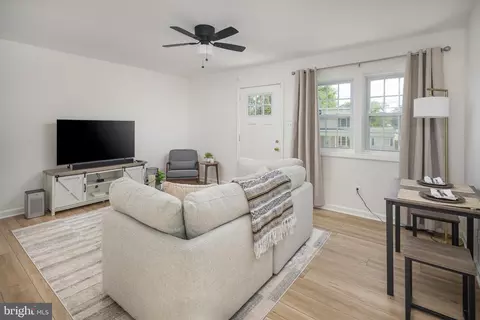Living - 285 Manassas Dr, Manassas Park, VA 20111 photo 1 of 1