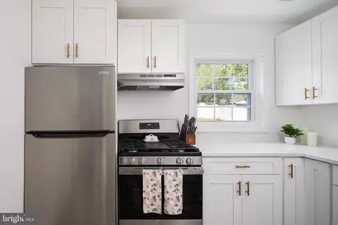 Kitchen - 285 Manassas Dr, Manassas Park, VA 20111 photo 2 of 3