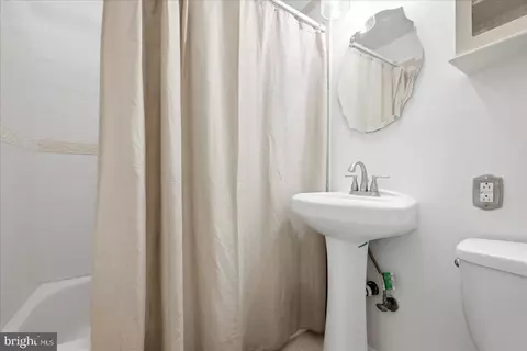 Bath - 104 Lambert Dr, Manassas Park, VA 20111 photo 2 of 2
