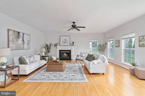 Living - 9195 Matthew Dr, Manassas Park, VA 20111 photo 3 of 7