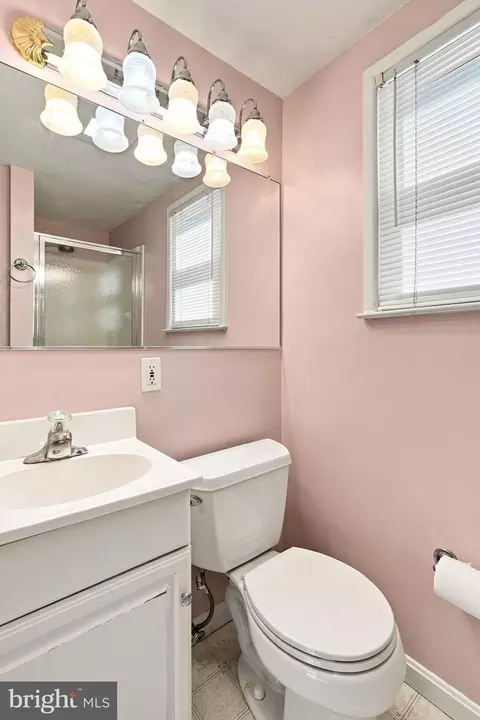 Bath - 179 Colburn Dr, Manassas Park, VA 20111 photo 2 of 3