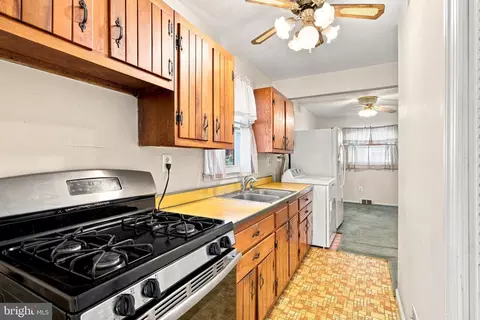 Kitchen - 179 Colburn Dr, Manassas Park, VA 20111 photo 2 of 2