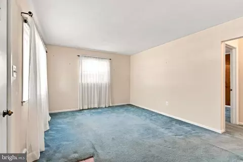 Living - 179 Colburn Dr, Manassas Park, VA 20111 photo 3 of 8