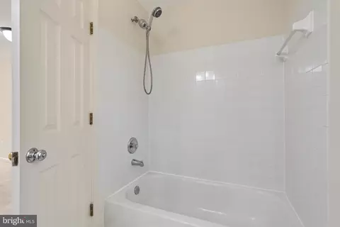 Bath - 9317 Paul Dr, Manassas Park, VA 20111 photo 3 of 3