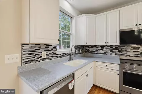 Kitchen - 9317 Paul Dr, Manassas Park, VA 20111 photo 5 of 7