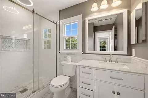 Bath - 9302 Elise Ct, Manassas Park, VA 20111 photo 3 of 4
