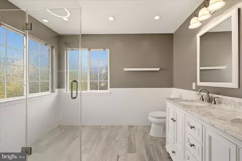 Bath - 9302 Elise Ct, Manassas Park, VA 20111 photo 1 of 4