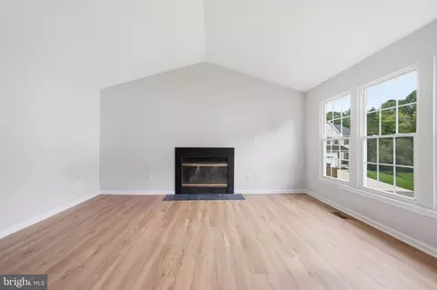 Living - 9260 Matthew Dr, Manassas Park, VA 20111 photo 2 of 5