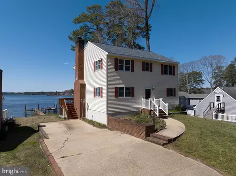 147 Beach Dr, Hartfield, VA 23071