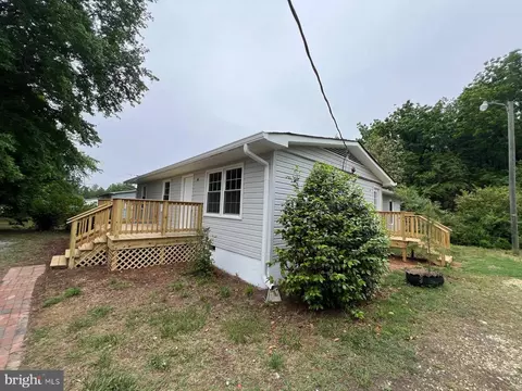 726 Courthouse Dr, Saluda, VA 23149