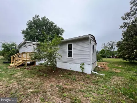 Exterior - 726 Courthouse Dr, Saluda, VA 23149 photo 5 of 9