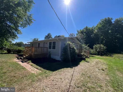 726 Courthouse Dr, Saluda, VA 23149
