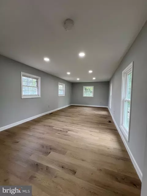 Living - 726 Courthouse Dr, Saluda, VA 23149 photo 1 of 1