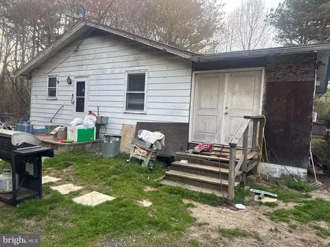 1059 Regent Rd, Topping, VA 23169