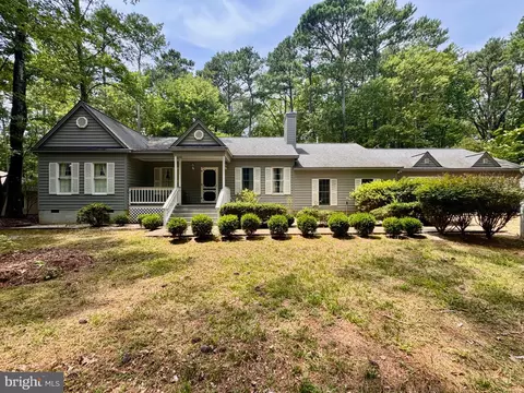 27 Sandy Bottom Dr, Deltaville, VA 23043